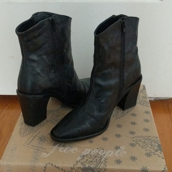 Boots - Picture 4 of 5